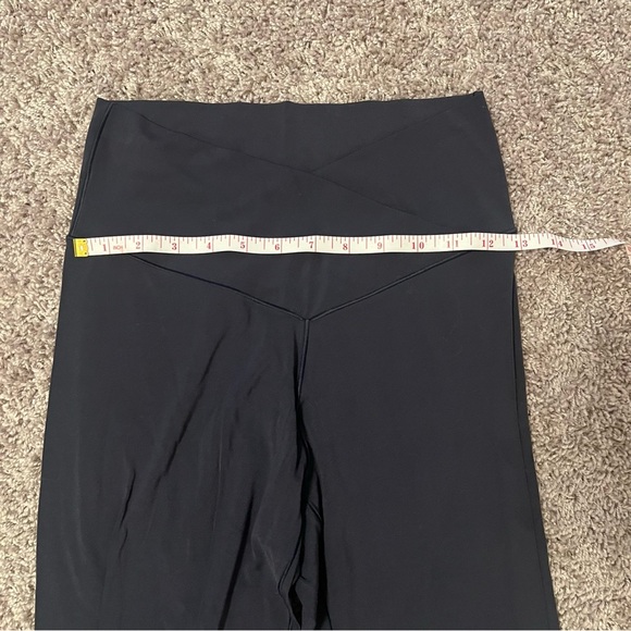 {offline by aerie} Real Me Cross-over High-Waisted Navy Legging- Medium Short - Picture 3 of 6